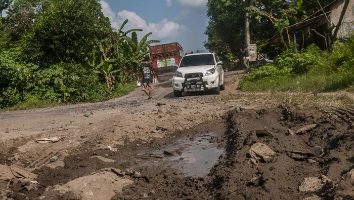 Kendaraan roda empat melintas di jalan yang rusak di Cikulur, Lebak, Banten, Selasa (6/6/2023). Ruas jalan kabupaten tersbut mengalami kerusakan akibat adanya abrasi sungai Ciujung yang berada disamping jalan tersebut. ANTARA FOTO/Muhammad Bagus Khoirunas/hp.