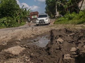 Bak Trek Offroad! Jalanan Ini Rusak Parah Akibat Abrasi Sungai di Lebak