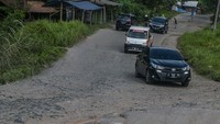 Kendaraan roda empat melintasi jalanan yang rusak di Cikulur, Lebak, Banten, Selasa (6/6/2023).