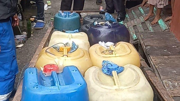 Barang bukti jeriken berisi BBM yang diduga dicuri di Belawan.