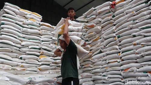 Beras bantuan cadangan pangan di Gudang Bulog Gedebage, Bandung siap disalurkan ke keluarga penerima manfaat.