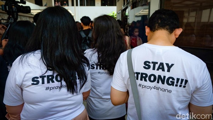 Berkaus Putih 'Stay Strong', Pendukung Pantau Sidang Shane Lukas Sidang dakwaan Shane Lukas pada kasus penganiayaan David Ozora dihadiri pendukungnya di PN Jaksel. Mereka berbaju putih bertuliskan 'stay strong'.