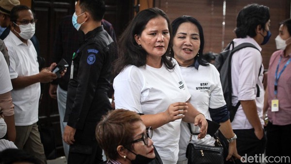 Berkaus Putih Stay Strong, Pendukung Shane Lukas Pantau Sidang