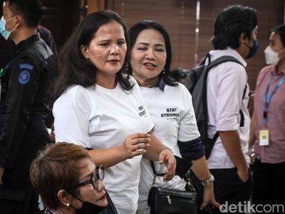 Berkaus Putih Stay Strong, Pendukung Shane Lukas Pantau Sidang