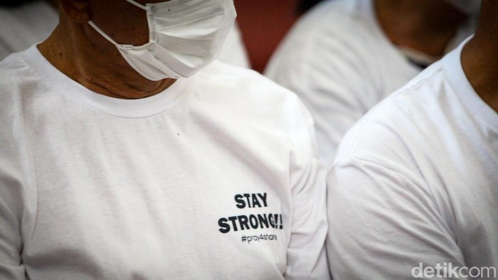 Berkaus Putih 'Stay Strong', Pendukung Pantau Sidang Shane Lukas Sidang dakwaan Shane Lukas pada kasus penganiayaan David Ozora dihadiri pendukungnya di PN Jaksel. Mereka berbaju putih bertuliskan 'stay strong'.