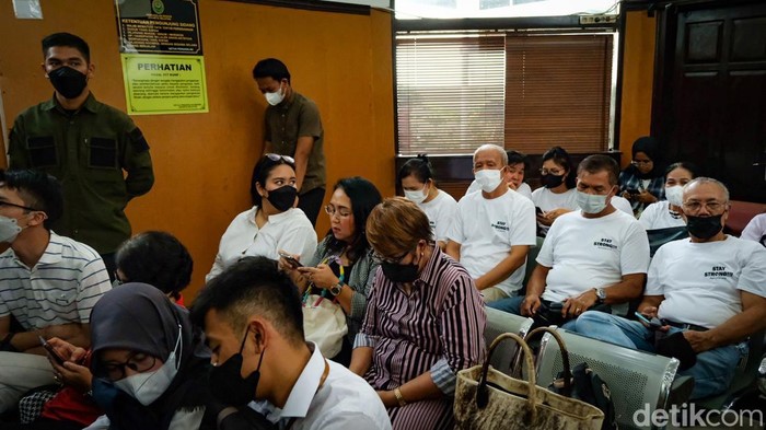 Berkaus Putih 'Stay Strong', Pendukung Pantau Sidang Shane Lukas Sidang dakwaan Shane Lukas pada kasus penganiayaan David Ozora dihadiri pendukungnya di PN Jaksel. Mereka berbaju putih bertuliskan 'stay strong'.