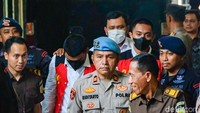 Shane tampak menundukan kepala saat memasuki pengadilan.  