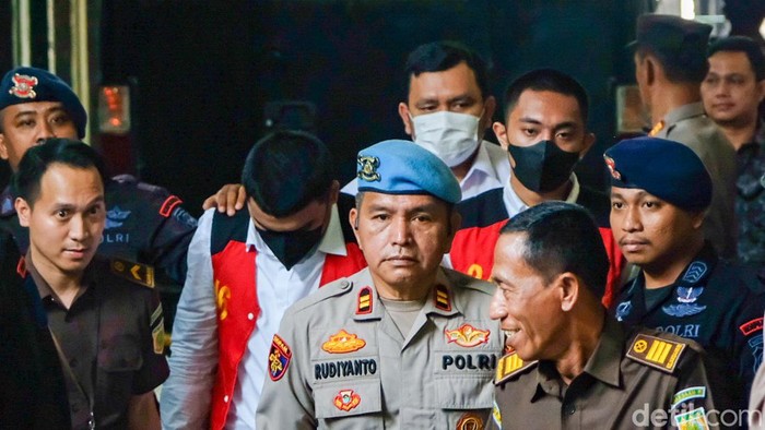Mario Dandy Satriyo dan Shane Lukas akan menjalani sidang perdana di kasus penganiayaan terhadap Cristalino David Ozora (17) di Pengadilan Negeri Jakarta Selatan, Selatan, Selasa (6/6/2023). Mario Dandy datang bersama dengan Shane Lukas.