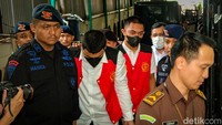 Keduanya tak mengucapkan kalimat apapun saat tiba di Pengadilan Negeri Jakarta Selatan.  