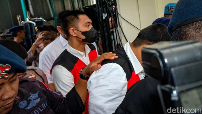 Berompi Tahanan, Mario Dandy-Shane Tiba di PN Jaksel Mario Dandy Satriyo dan Shane Lukas akan menjalani sidang perdana di kasus penganiayaan terhadap Cristalino David Ozora (17) di Pengadilan Negeri Jakarta Selatan, Selatan, Selasa (6/6/2023). Mario Dandy datang bersama dengan Shane Lukas.
