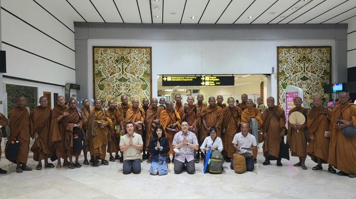 Para biksu thudong saat berfoto di Bandara Soekarno Hatta sebelum terbang.