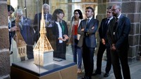 Macron berpidato dan menyaksikan pameran baru yang menelusuri sejarah biara bergaya arsitektur Roma itu melalui 30 objek dan potongan, termasuk patung Saint Michael yang telah dipugar. (Ludovic Marin/AFP/Getty Images)