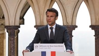Usia seribu tahun situs Warisan Dunia UNESCO dan magnet utama pariwisata di Normandia itu dirayakan hingga November dengan berbagai pameran, pertunjukan tari dan konser. Presiden Prancis Emmanuel Macron mengunjungi biara itu hari Senin (5/6). (Ludovic Marin/AFP/Getty Images)