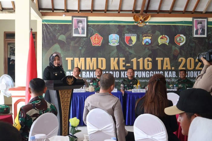Bupati Mojokerto Dampingi Tim Wasev TNI AD Cek Progres TMMD