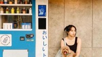 Ia juga rela pergi jauh-jauh demi menyantap makanan enak. Ketika pergi ke Jepang, dirinya suka jajan melalui vending machine. Foto: Instagram/clairineclay