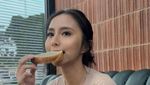 Serunya Kulineran Clairine Clay, Makan Tiram hingga Jajan di Jepang