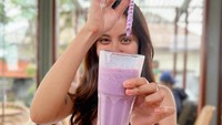 Selain kopi, Clairine Clay senang minum smoothie. Racikan minuman berwarna ungu yang cantik dipesannya saat berada di kafe. Foto: Instagram/clairineclay