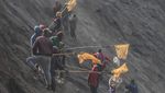 Cuaca Dingin Iringi Larung Sesaji Suku Tengger di Kawah Bromo