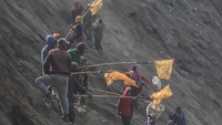 Di atas makanan tersebut, dupa ditancapkan dan dinyalakan. Saat sesaji dilemparkan ke dalam kawah, beberapa orang turun ke lereng kawah yang labil.   