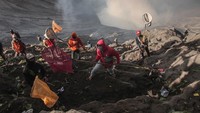 Ritual Yadnya Kasada akan terus dilestarikan, apa pun kondisinya. Warga percaya bahwa ritual di Gunung ini tetap harus dilakukan meski status gunung sedang waspada, erupsi, turun hujan deras maupun angin kencang.  