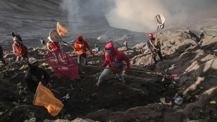 Cuaca Dingin Iringi Larung Sesaji Suku Tengger di Kawah Bromo PROBOLINGGO, INDONESIA - JUNE 5: Tenggerese walk and hike carrying agricultural products and livestock to be sacrificed during the Yadnya Kasada Festival at the crater of Mount Bromo in Probolinggo, East Java, on June 5, 2023. Villagers and worshippers throw offerings such as livestock and other crops into the volcanic crater of Mount Bromo to give thanks to the Hindu gods for ensuring their safety and prosperity. (Photo by Suryanto Putramudji/NurPhoto via Getty Images)