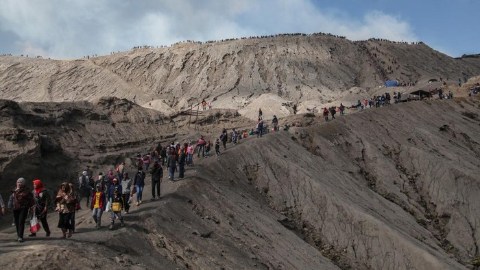 PROBOLINGGO, INDONESIA - JUNE 5: Tenggerese walk and hike carrying agricultural products and livestock to be sacrificed during the Yadnya Kasada Festival at the crater of Mount Bromo in Probolinggo, East Java, on June 5, 2023. Villagers and worshippers throw offerings such as livestock and other crops into the volcanic crater of Mount Bromo to give thanks to the Hindu gods for ensuring their safety and prosperity. (Photo by Suryanto Putramudji/NurPhoto via Getty Images)