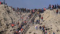 Mengisi posisi kedua yaitu Taman Nasional Lençóis Maranhenses di Brasil. Di urutan ketiga terdapt Taman Nasional Bromo Tengger Semeru. TNBTS mengungguli taman nasional. lain, termasuk Taman Nasional Gunung Fuji, yang berada di posisi ketujuh. (NurPhoto/Getty Images)
