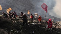 Mereka bertaruh nyawa untuk menangkap sesaji yang dilemparkan dari bibir kawah. Mereka telah menyiapkan sejenis jaring dan bahkan membentangkan terpal agar sesaji bisa ditangkap.   