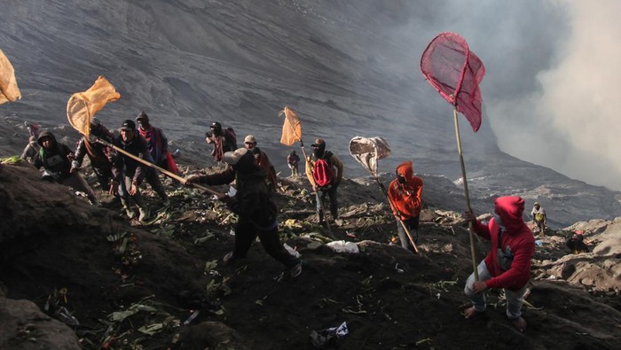 PROBOLINGGO, INDONESIA - JUNE 5: Tenggerese walk and hike carrying agricultural products and livestock to be sacrificed during the Yadnya Kasada Festival at the crater of Mount Bromo in Probolinggo, East Java, on June 5, 2023. Villagers and worshippers throw offerings such as livestock and other crops into the volcanic crater of Mount Bromo to give thanks to the Hindu gods for ensuring their safety and prosperity. (Photo by Suryanto Putramudji/NurPhoto via Getty Images)