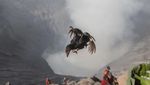 Cuaca Dingin Iringi Larung Sesaji Suku Tengger di Kawah Bromo