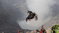 Masyarakat Suku Tengger menggelar doa-doa Pura Luhur Poten yang berada di kaki Gunung Bromo lalu melarung sesaji ke kawah.  