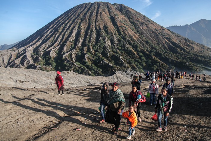 PROBOLINGGO, INDONESIA - JUNE 5: Tenggerese walk and hike carrying agricultural products and livestock to be sacrificed during the Yadnya Kasada Festival at the crater of Mount Bromo in Probolinggo, East Java, on June 5, 2023. Villagers and worshippers throw offerings such as livestock and other crops into the volcanic crater of Mount Bromo to give thanks to the Hindu gods for ensuring their safety and prosperity. (Photo by Suryanto Putramudji/NurPhoto via Getty Images)