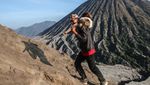 Cuaca Dingin Iringi Larung Sesaji Suku Tengger di Kawah Bromo