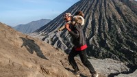 Upacara Kasada merupakan upacara adat masyarakat Suku Tengger sebagai bentuk ucapan syukur kepada Sang Hyang Widi sekaligus meminta berkah dan menjauhkan dari malapetaka.     