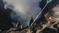 Aneka persembahan atau sesaji, mulai dari makanan, hasil pertanian hingga ternak seperti ayam dan kambing, dilarung ke dalam kawah sebagai persembahan kepada Dewa Brahma.    