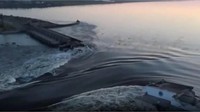 Sejumlah besar air yang dilepaskan bendungan itu memicu banjir di wilayah sekitarnya. Ukrainian Presidential Office via AP.  