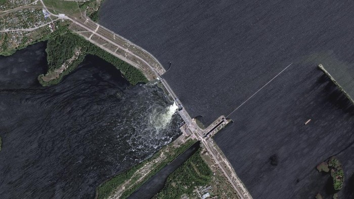 Diguncang Ledakan, Bendungan di Ukraina Jebol Bendungan era Uni Soviet di wilayah Ukraina bagian selatan jebol setelah diguncang ledakan. Jebolnya bendungan itu mengakibat banjir di wilayah sekitarnya.