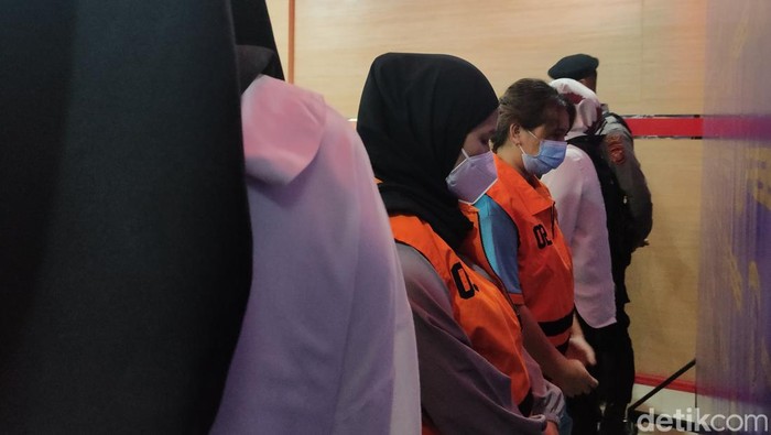 Dua ibu muda sindikat TKI ilegal di Cianjur.