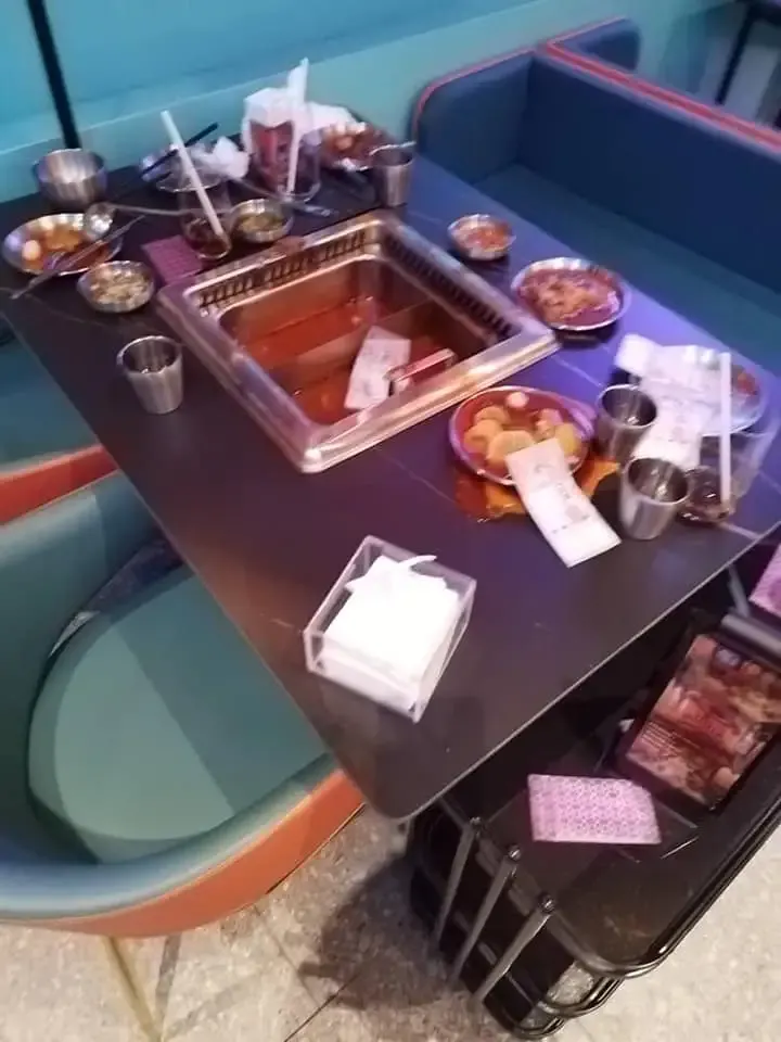 Duh! Pembeli Ini Paksa Pelayan Ambil Uang di Kuah Hot Pot Panas