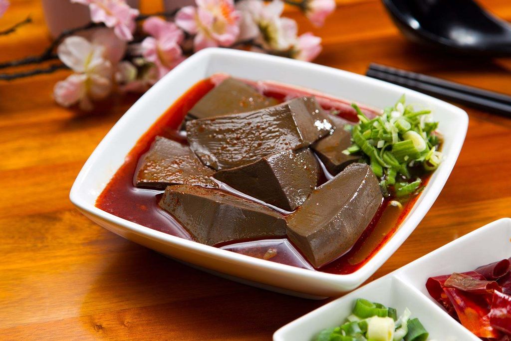 Duh! Pembeli Ini Paksa Pelayan Ambil Uang di Kuah Hot Pot Panas