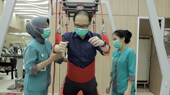 Atasi Sakit Punggung Akibat Kerja dengan Rehabilitasi Medik Eka Hospital