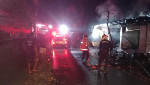 Pemadaman api yang membakar empat ruko di Banjar Peken, Desa Peken Belayu, Marga, Taban, Senin malam (5/6/2023).