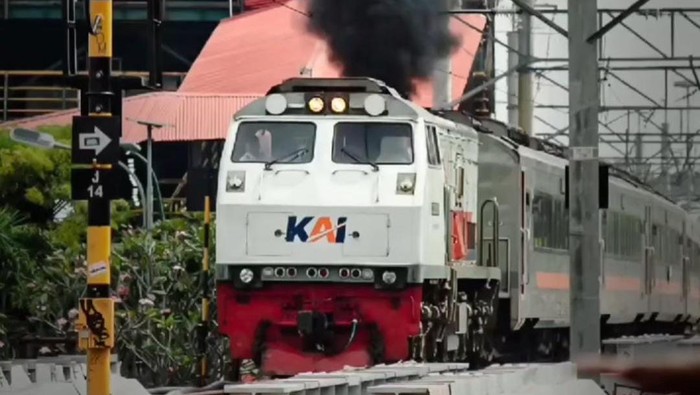 Foto KA disebut terbakar di Jembatan Kewek Jogja.