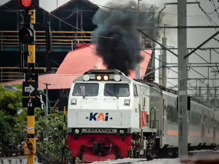 Foto KA disebut terbakar di Jembatan Kewek Jogja.