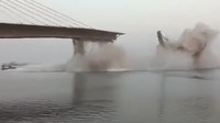 Jembatan yang sedang dalam masa pembangunan tersebut ambruk untuk kedua kalinya dalam kurun watu 14 bulan terakhir. Pool/Tangkapan Layar Youtube