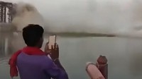 Sebanyak 8 orang dilaporkan berada di jembatan saat ambruk. Satu orang dilaporkan hilang. Pool/Tangkapan Layar Youtube