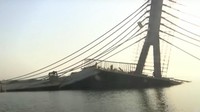 Dalam tangkapan layar video terlihat sebagian jembatan terendam air dan menyisakan beberapa pilar. Pool/Tangkapan Layar Youtube