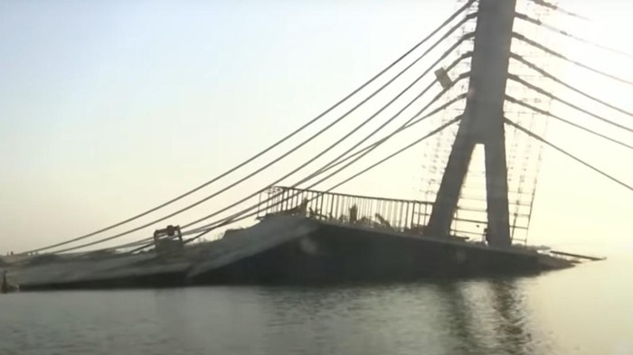 Foto Lengkap, Detik-detik Jembatan Gantung di India Ambruk