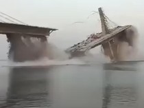 Jembatan Tiba-tiba Ambruk di India, 9 Orang Tewas