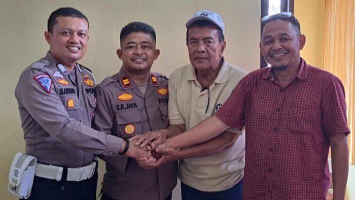 Foto: Taufik datang ke Polsek Lirik (dok Humas Polres Inhu)